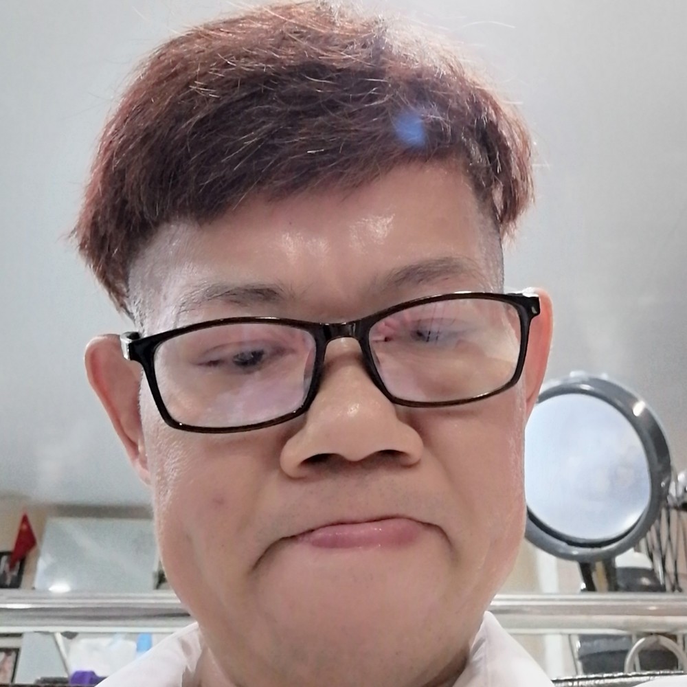 卖火柴的男人的照片