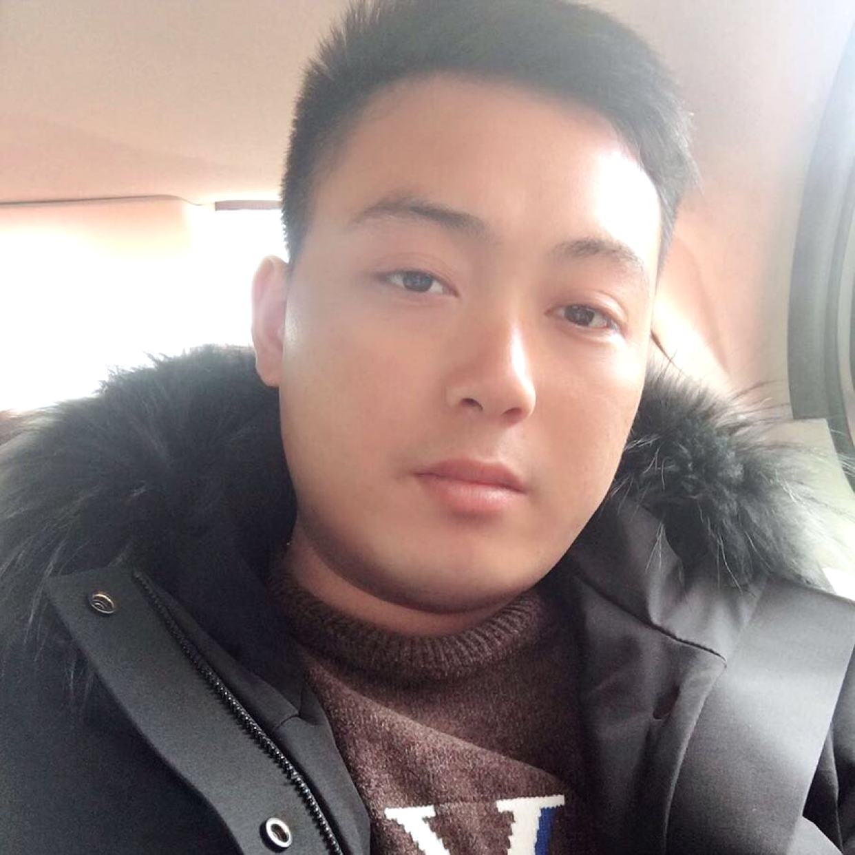 帅哥高兴的照片