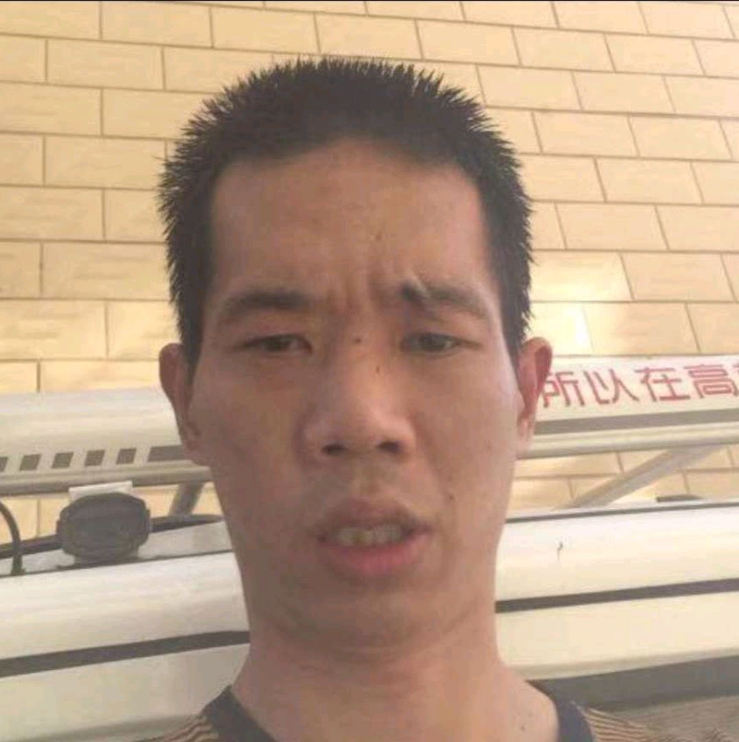 春天挽手大方的照片