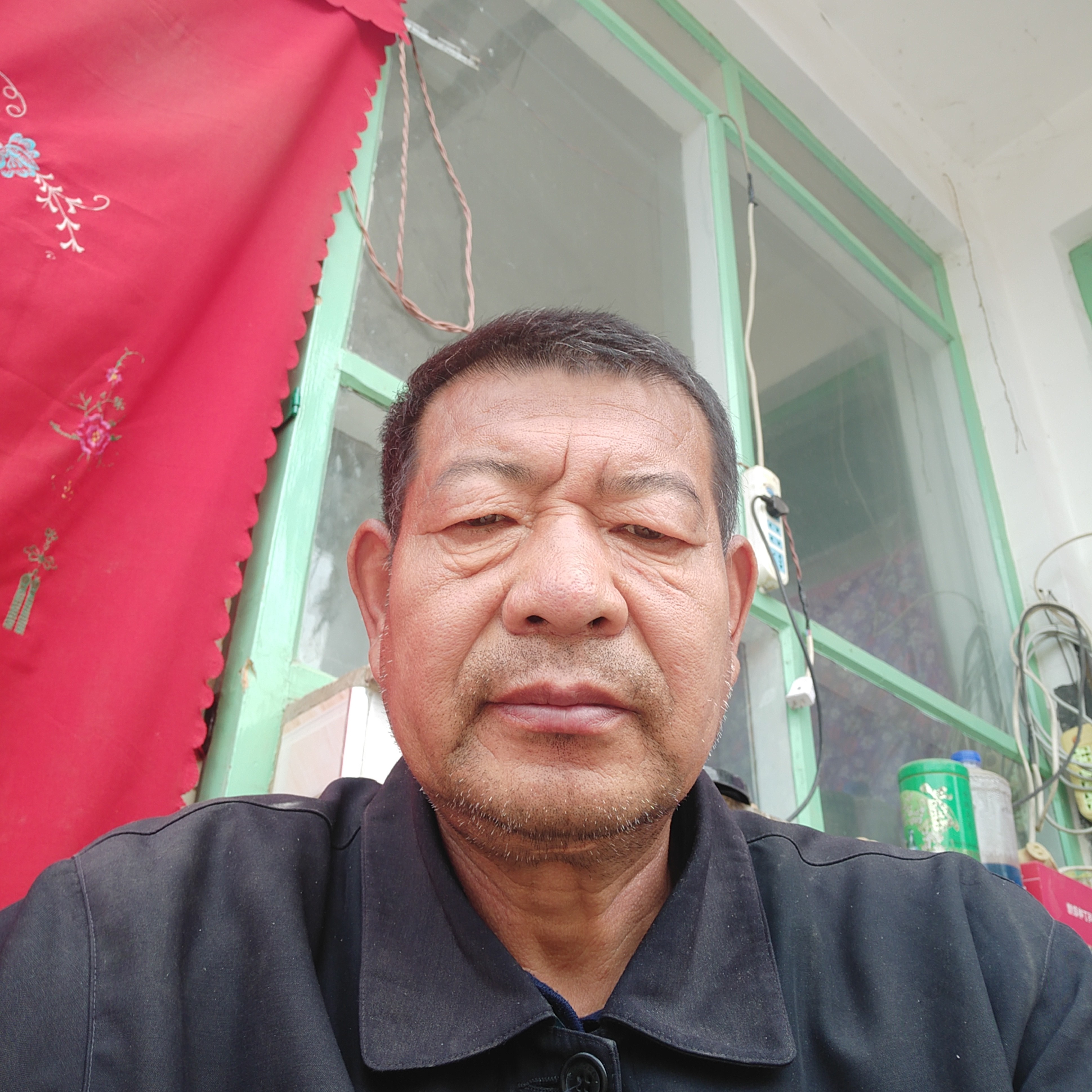 苗条初夏平谷的照片