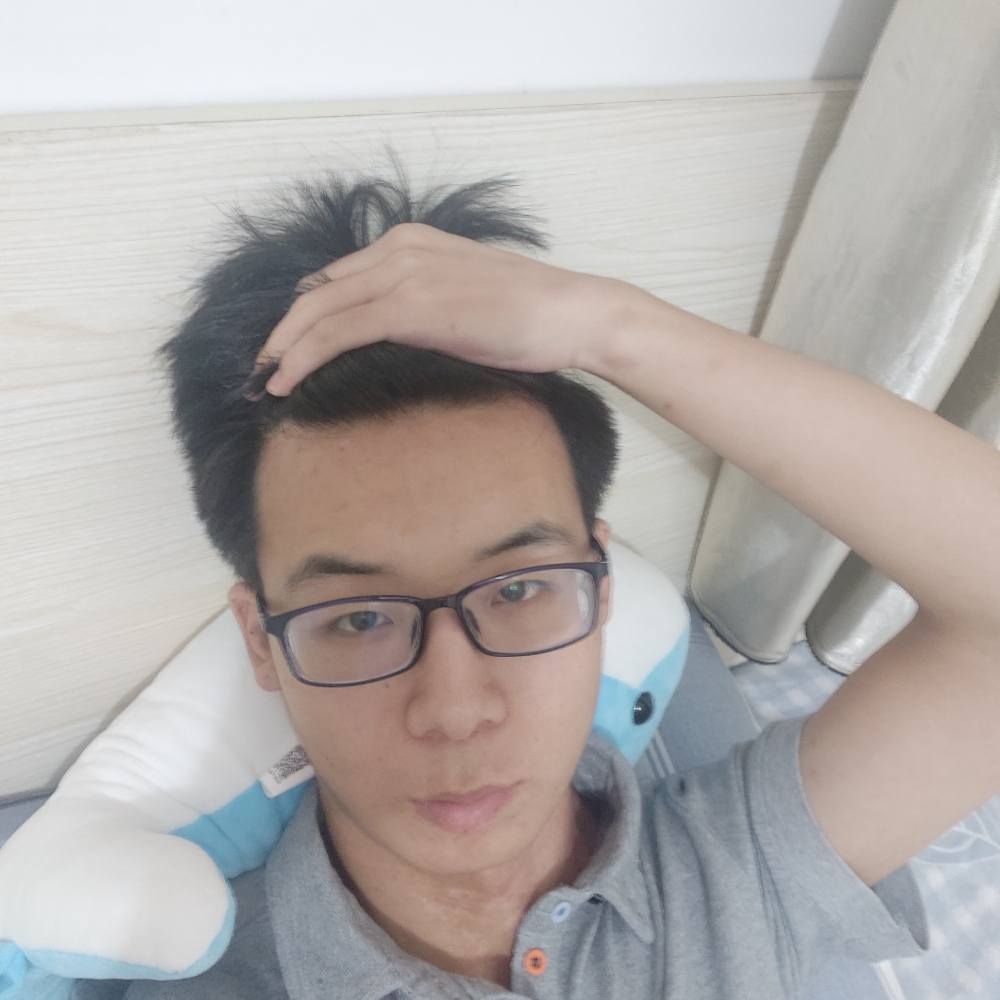 忐忑拿钻石的照片
