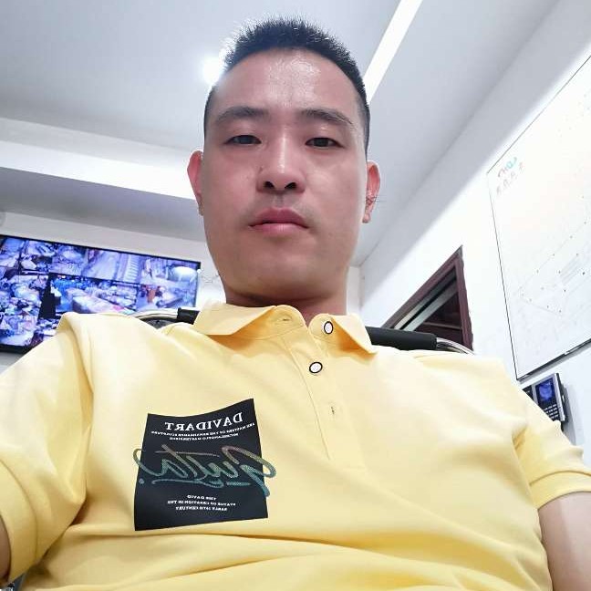 淡定挽手泪雨的照片