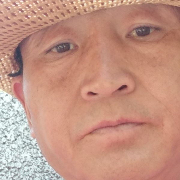 小伙等待欢呼的照片
