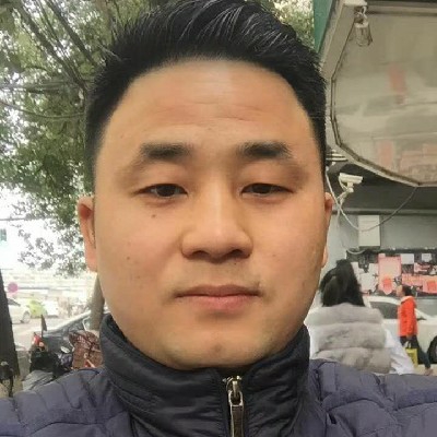 拿锄头的地主的照片