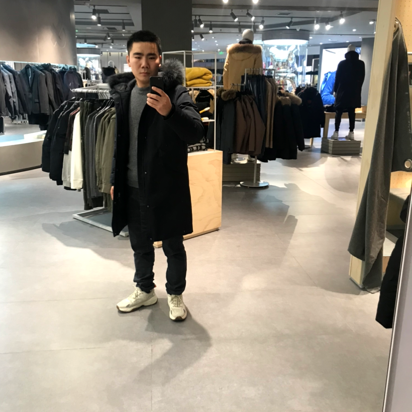 含糊浅吻音响的照片