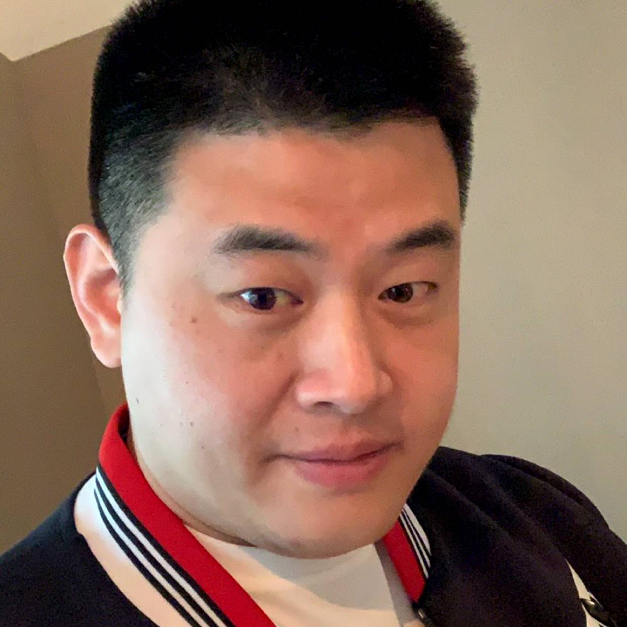 干净漫步黑夜的照片