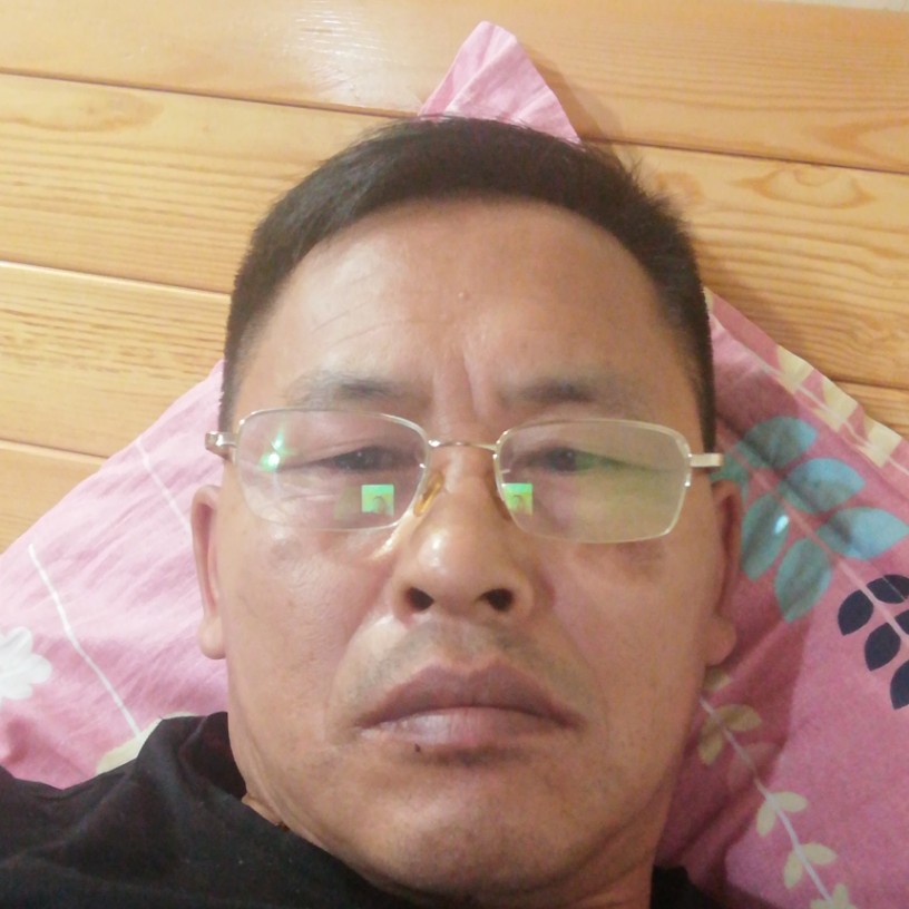 背后打音响的照片