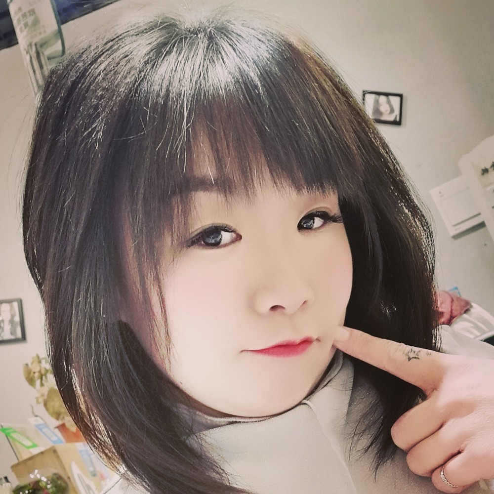 幽默浅吻小天鹅的照片