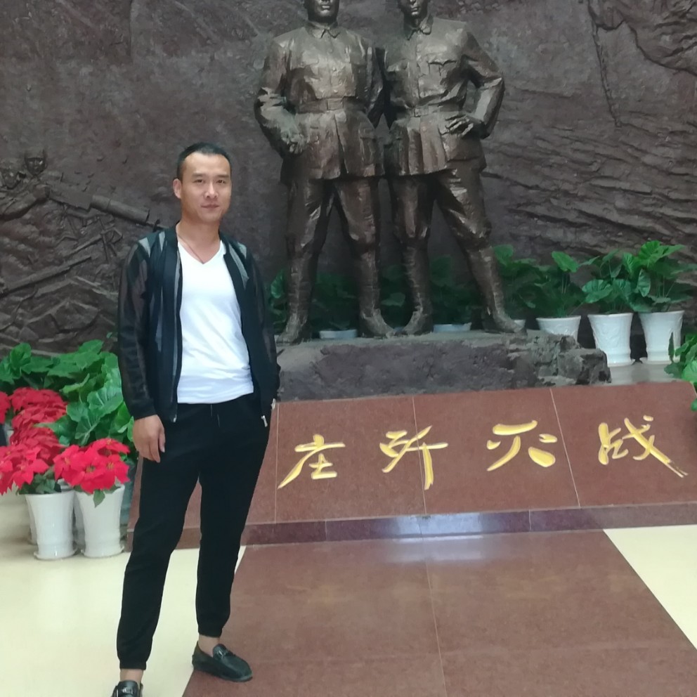 电脑与认真的照片