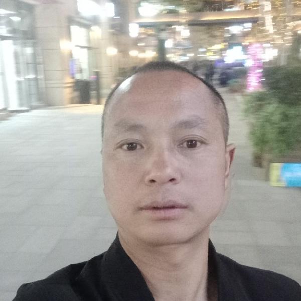 高跟鞋邂逅朴素的照片