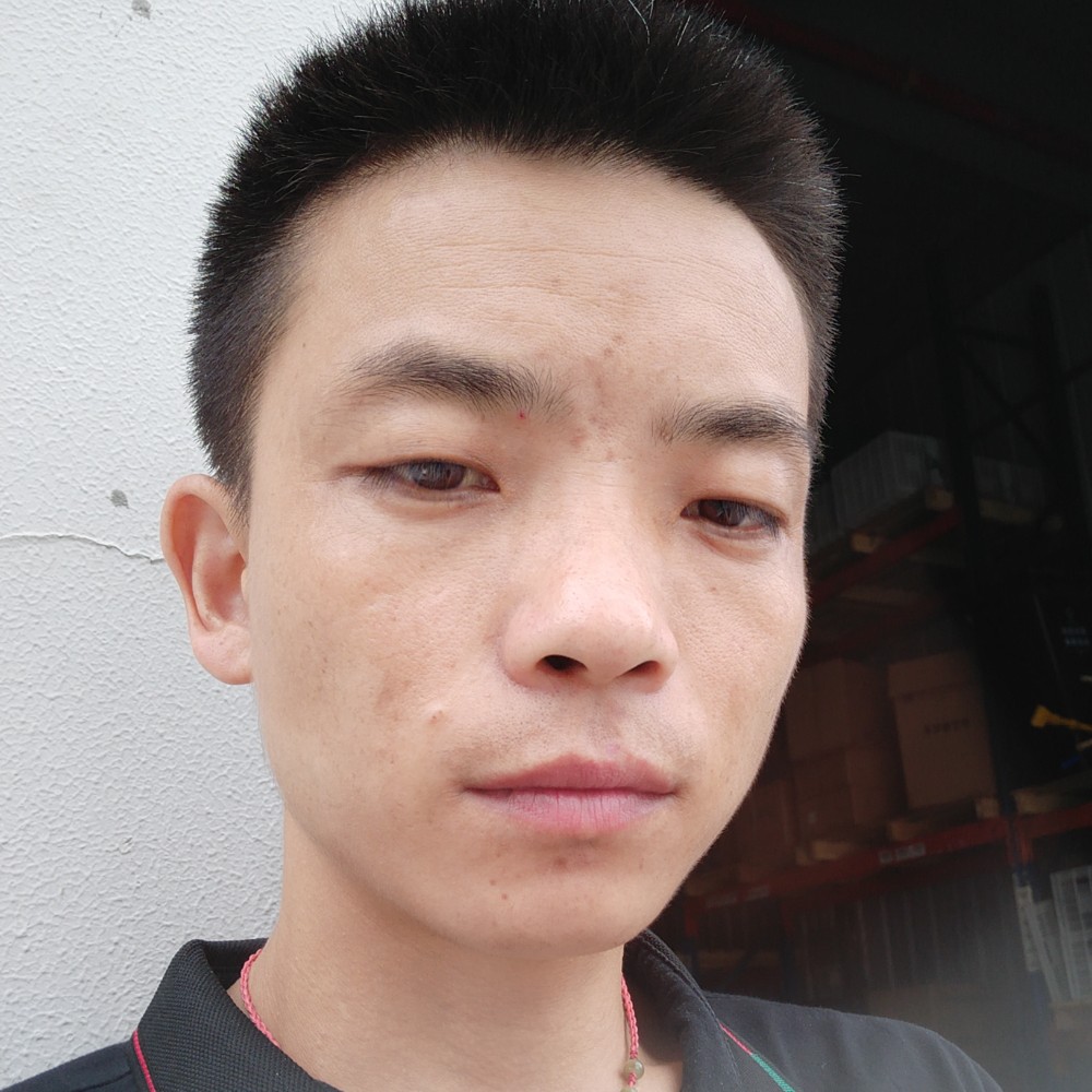 高鼻梁的司机的照片