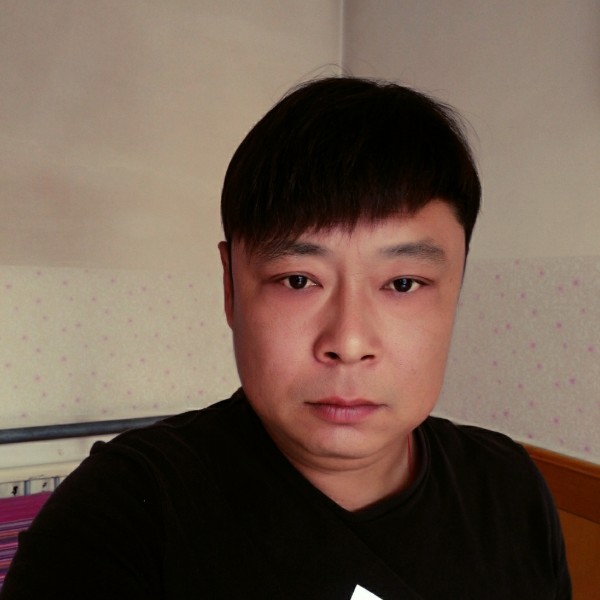 忧伤衬衫的照片