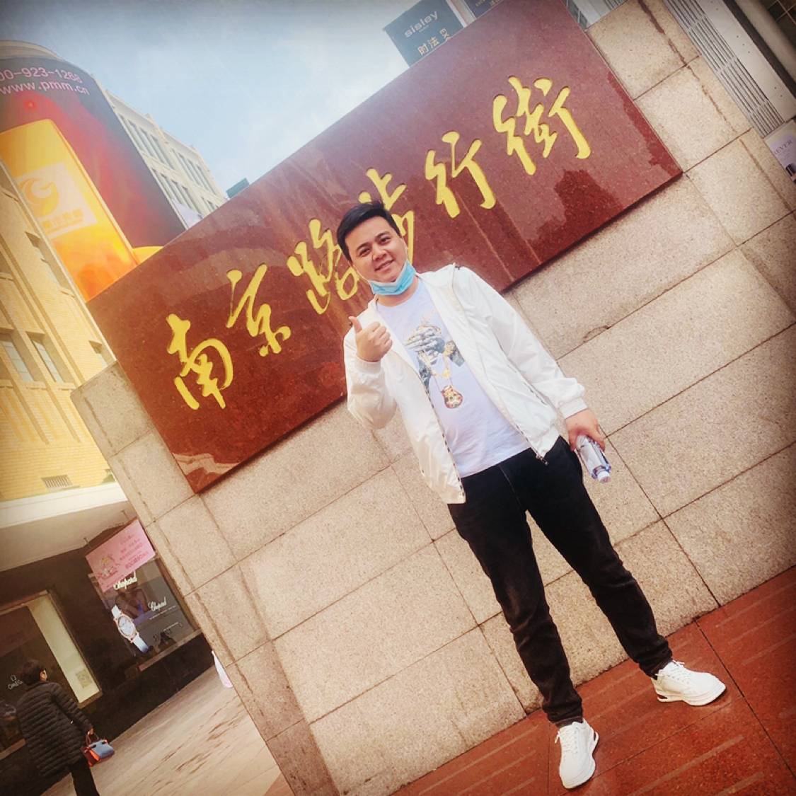 信封凝眸忧郁的照片