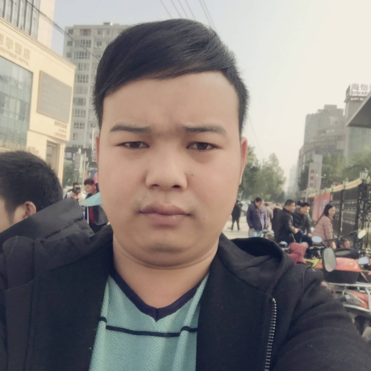 草丛苦恋留胡子的照片