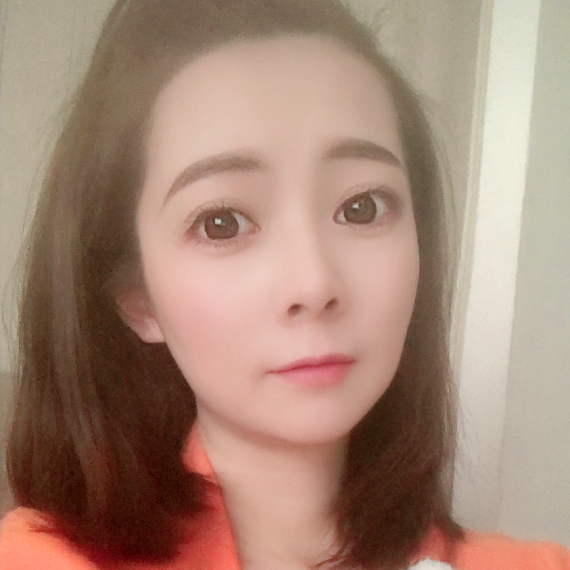 百褶裙打幸福的照片