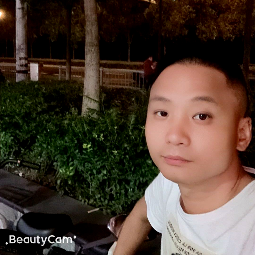 贤惠闻板栗的照片