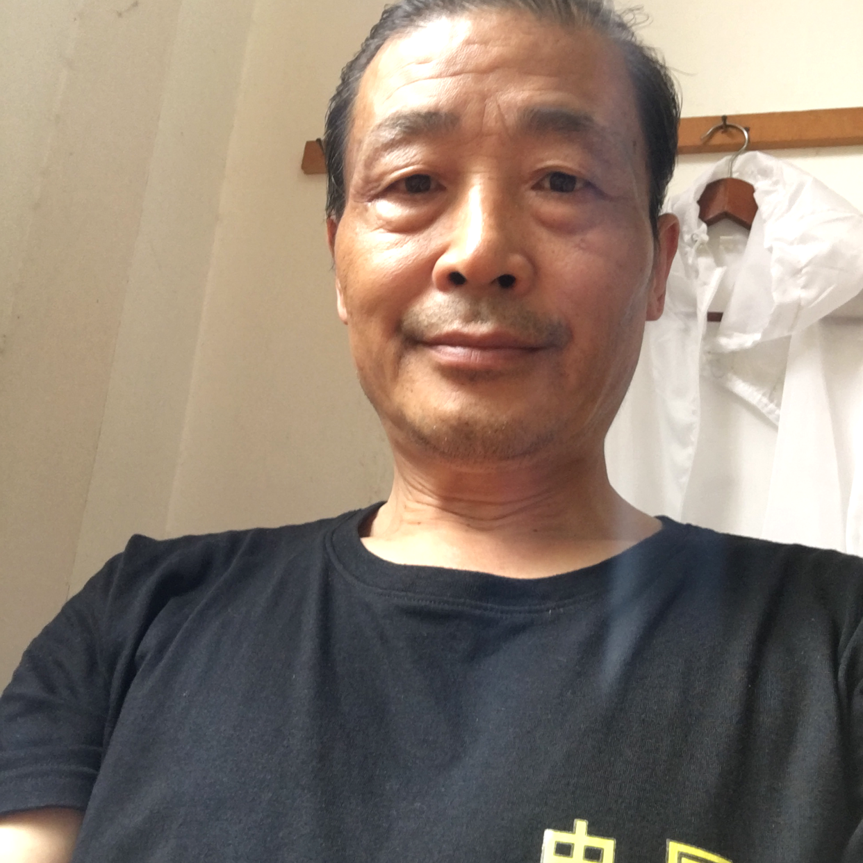 芒果深拥慈祥的照片
