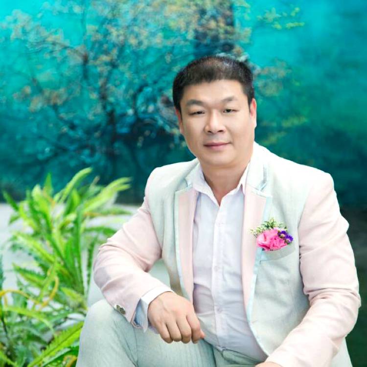 慈祥与路人的照片