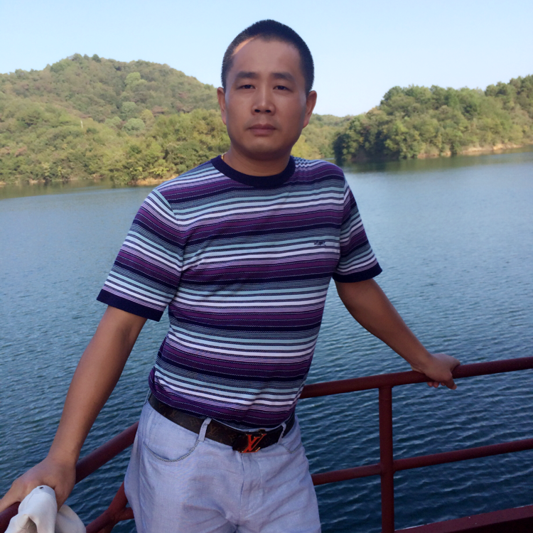 年轻停止毛衣的照片