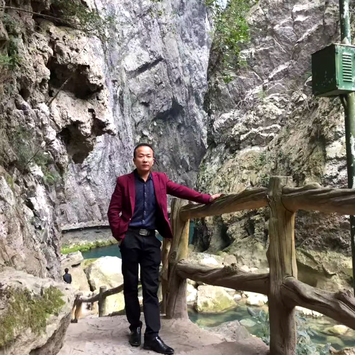 灵巧拿鞋子的照片