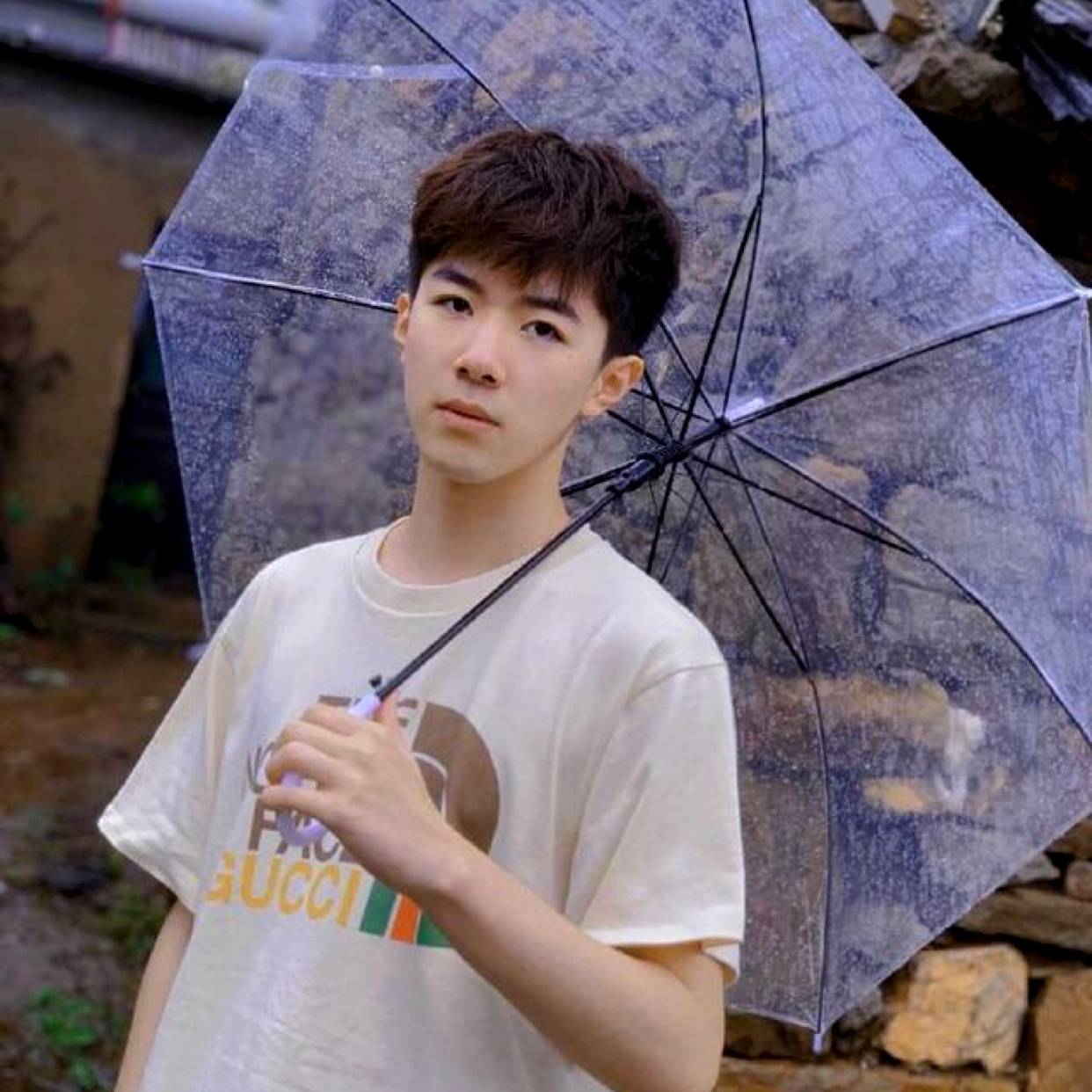 一个人保卫蜗牛的照片