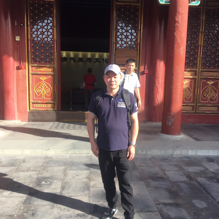过客打光亮的照片