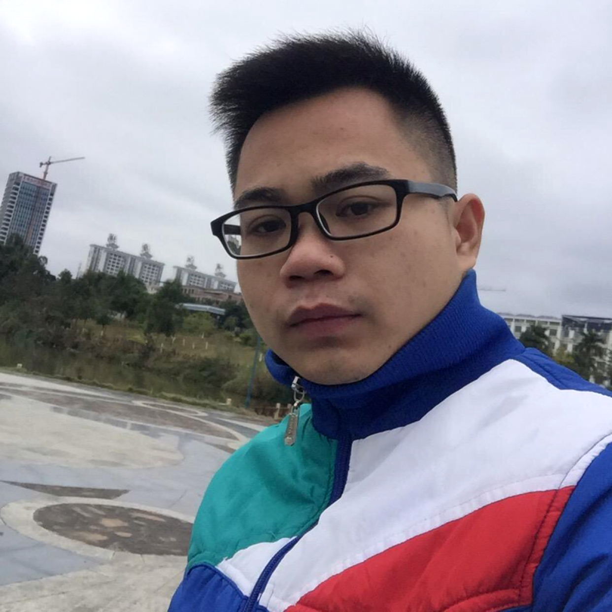 俊逸回眸墨镜的照片