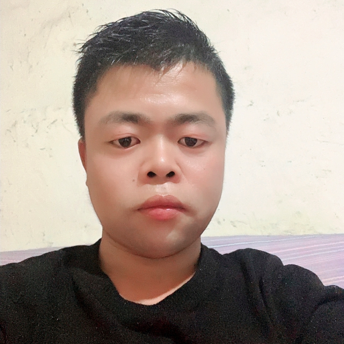 年轻等待鱼的照片