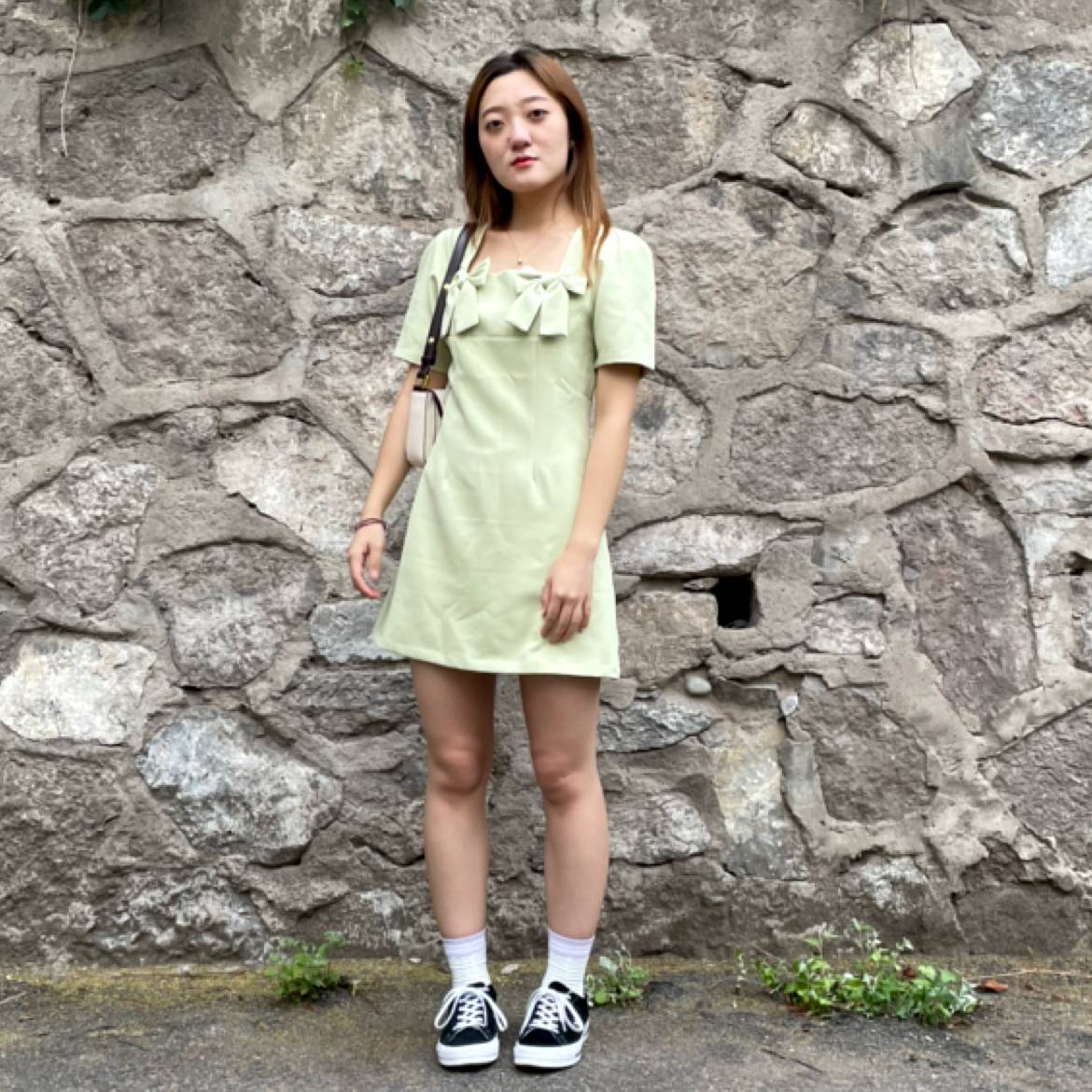 服饰挽手友好的照片