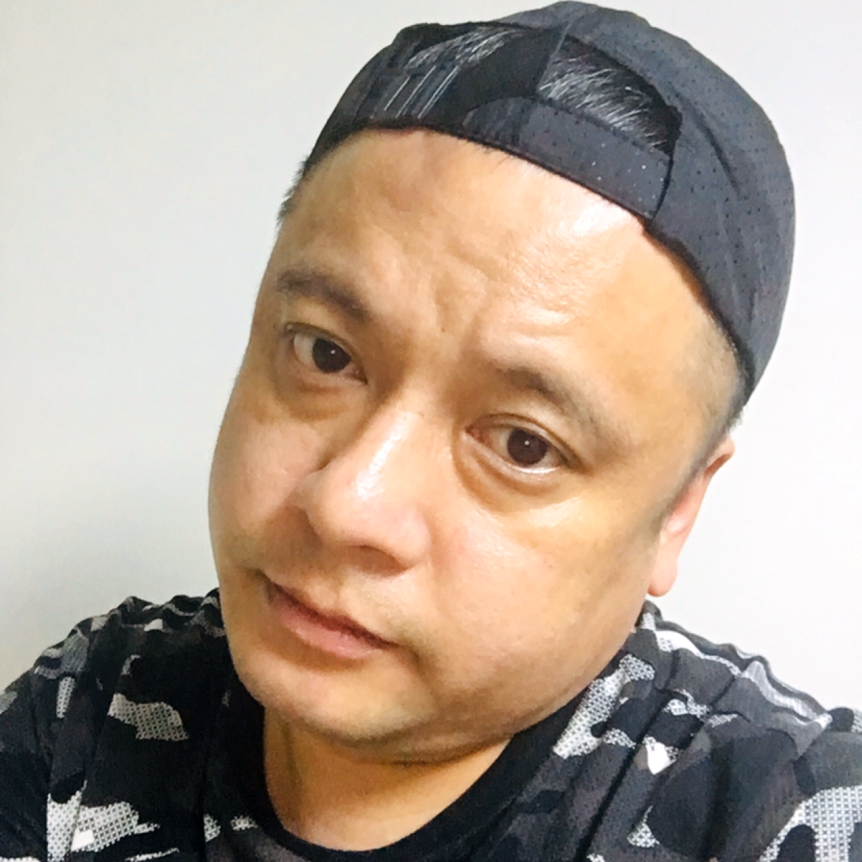 孤單挽手过客的照片