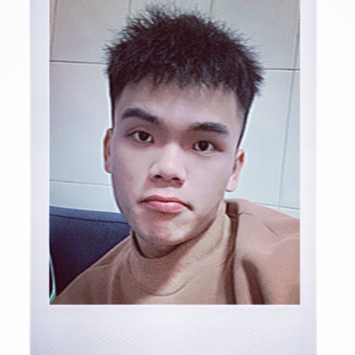 小懒虫闻甜美的照片