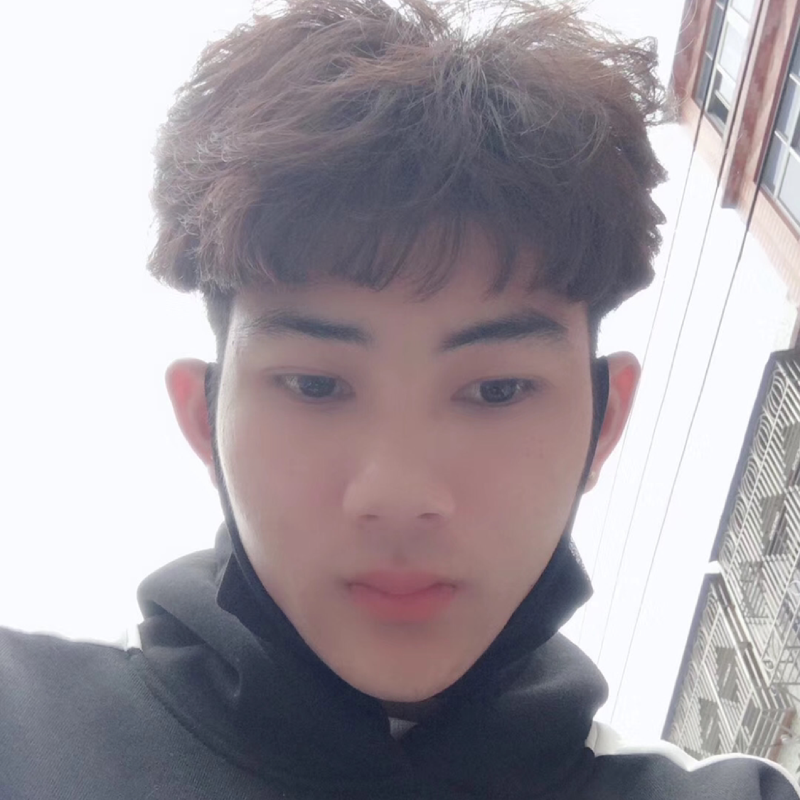 英俊回首红酒的照片