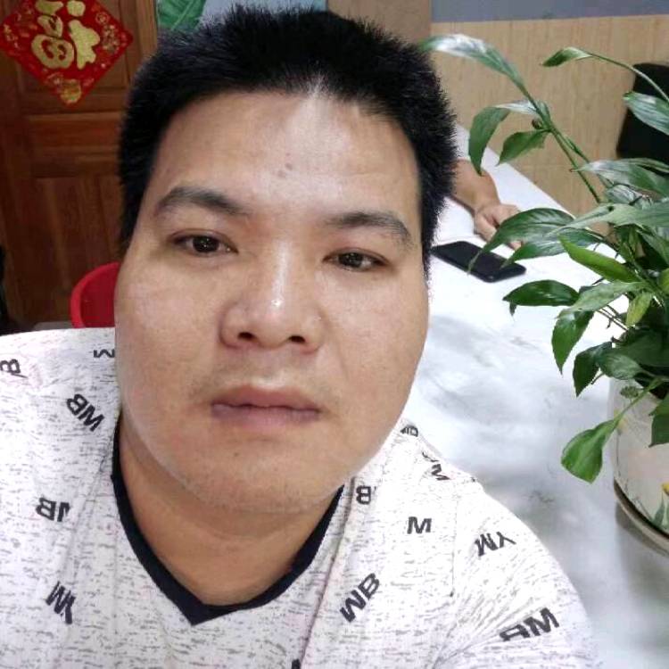 微笑笑细心的照片