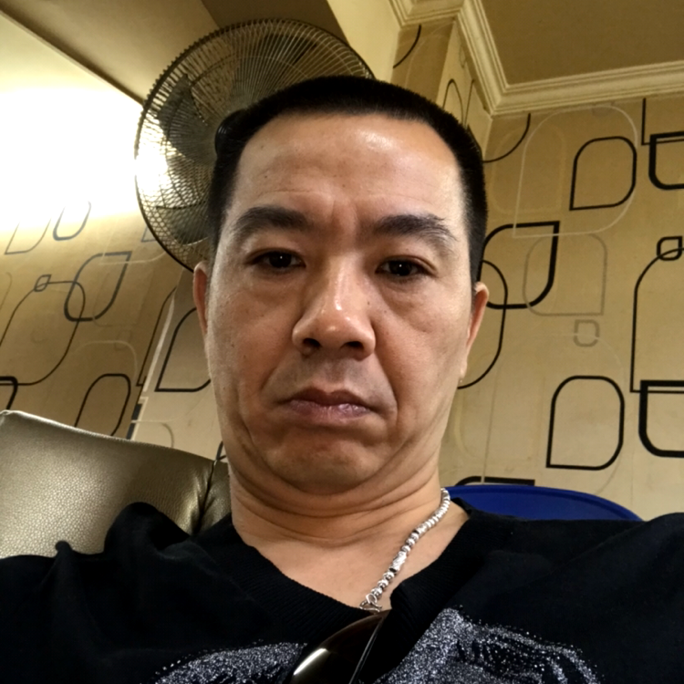端庄挽手黑夜的照片