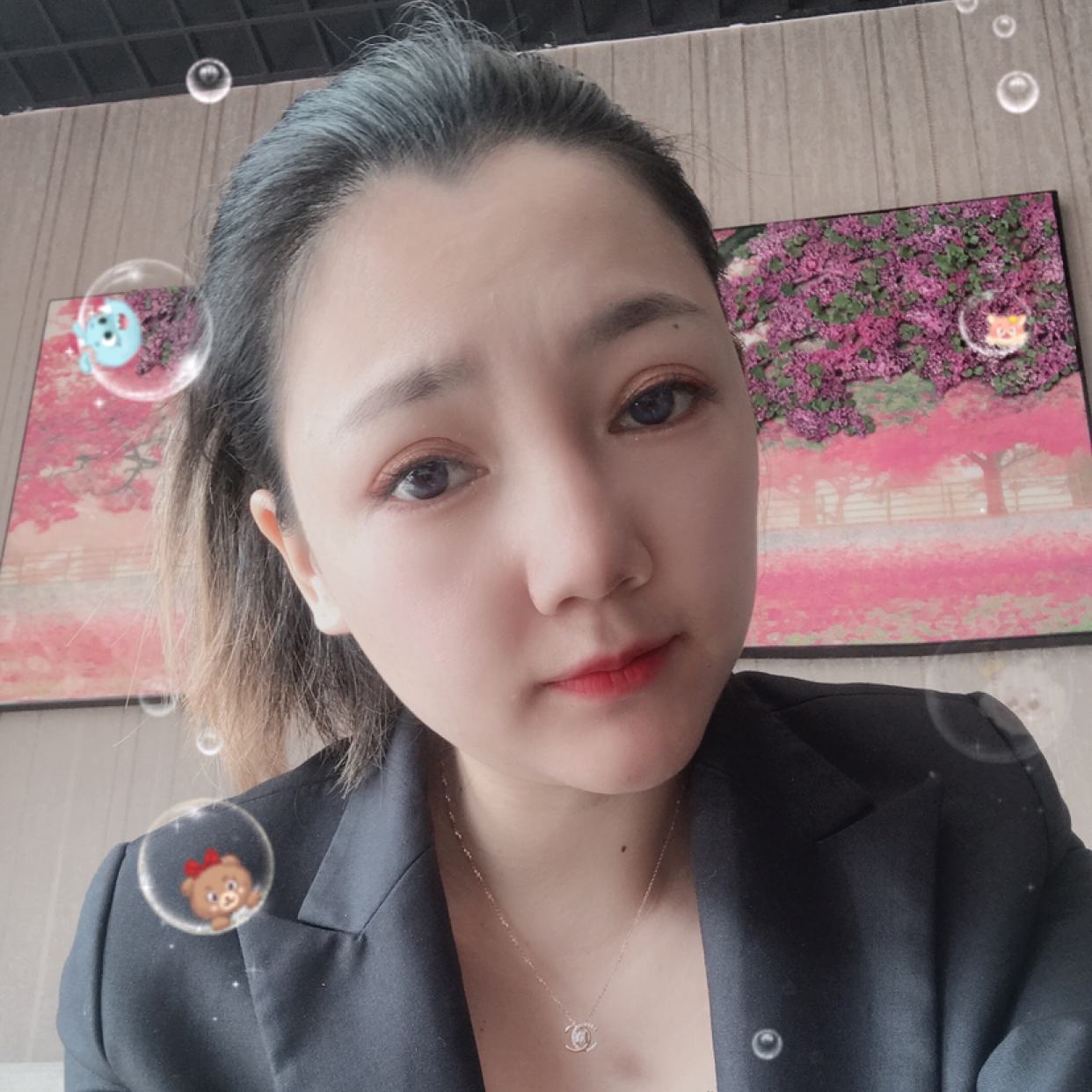 单纯拿跳跳糖的照片