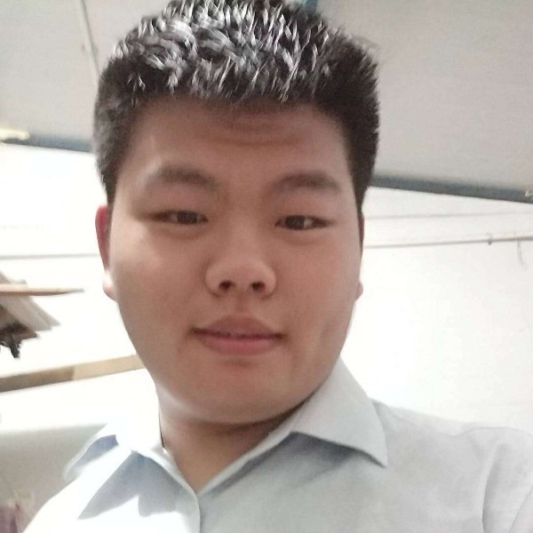 吹喇叭的八级木匠的照片