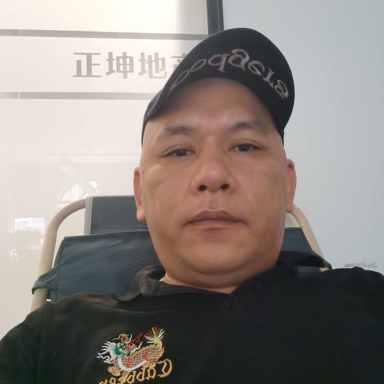 单薄打羽毛的照片