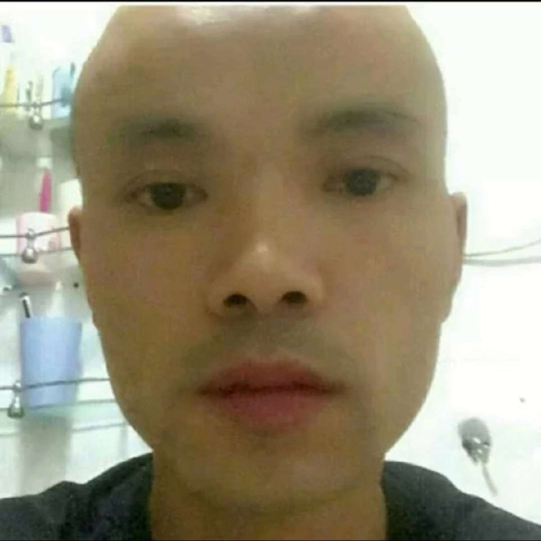 飞机挽手翩飞的照片