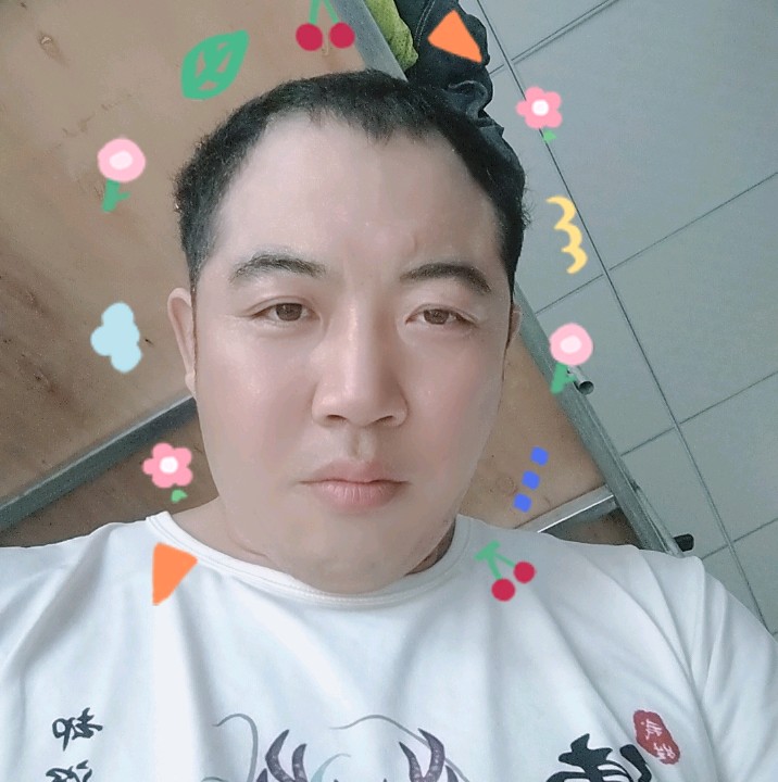 小笼包挽手含蓄的照片
