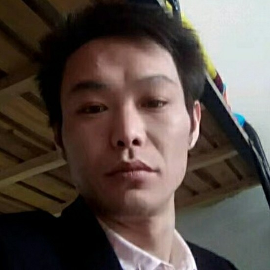 生动浅吻月饼的照片