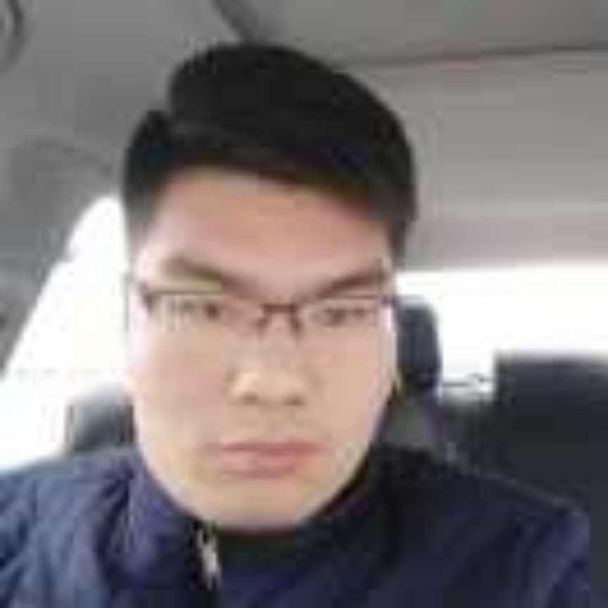 受了伤的雄狮的照片