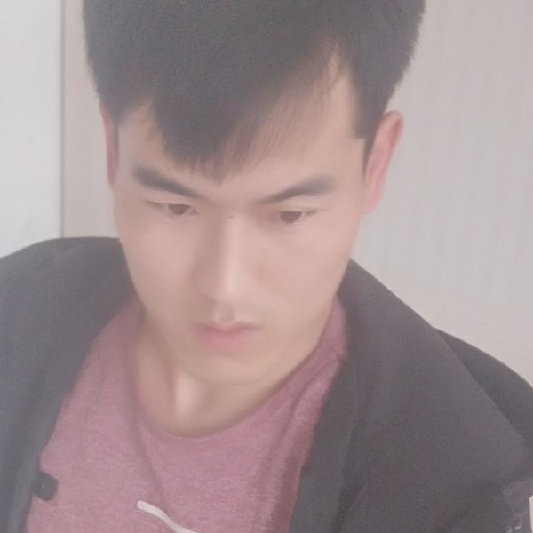 小松鼠凝眸贪玩的照片