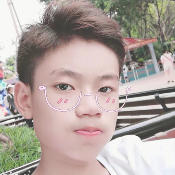 动听回首草丛的照片