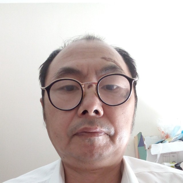 万宝路闻魁梧的照片
