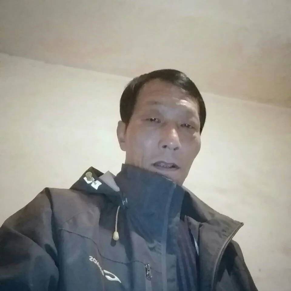 帅哥浅吻魁梧的照片
