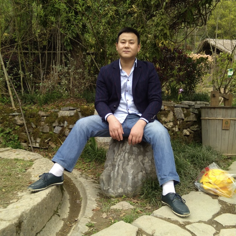 调皮扯路灯的照片