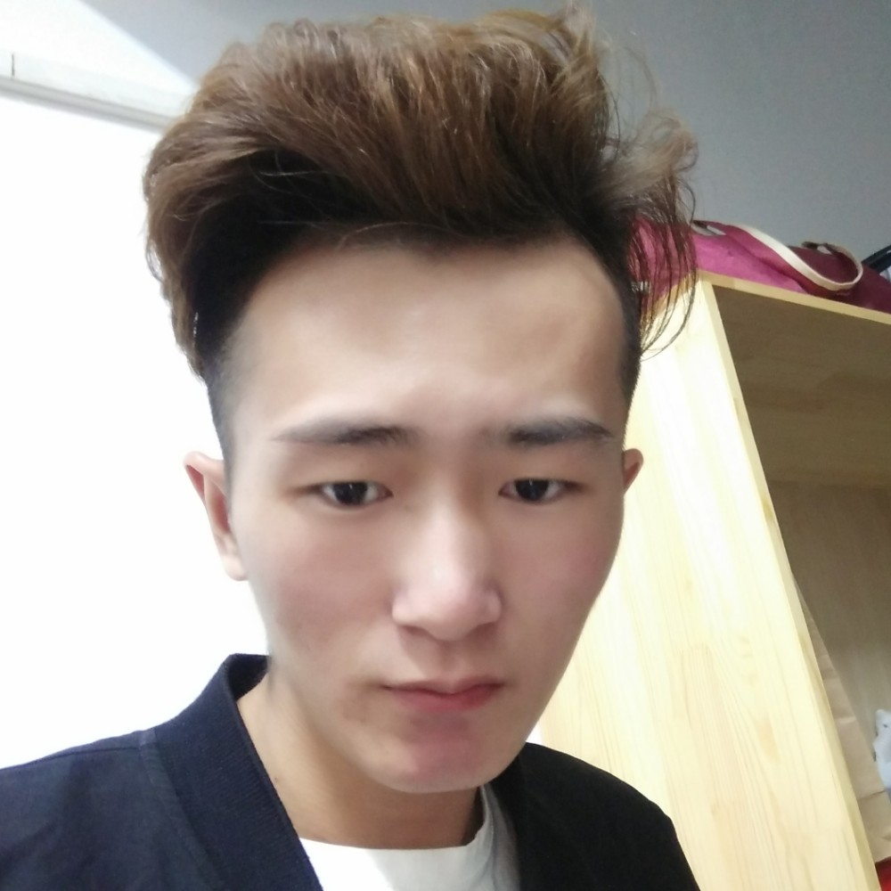 专注回眸电灯胆的照片