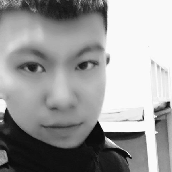 无心挽手鲜花的照片