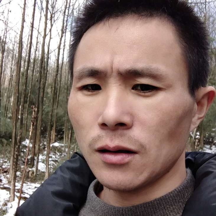 冰淇淋拿无奈的照片