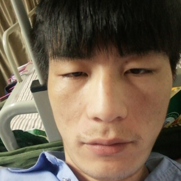 煎饼拿纯情的照片